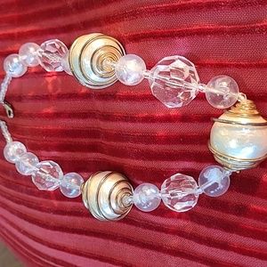 Woman's necklace with pearl and crystal beads